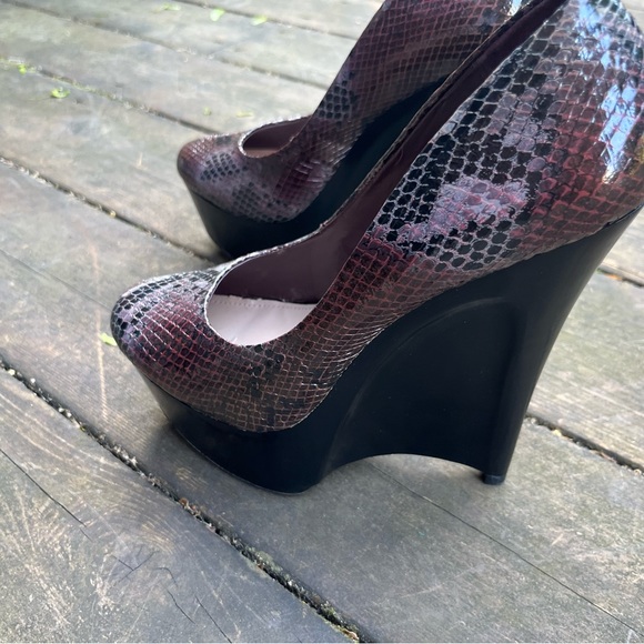 H by Halston Burgundy Embossed Snakeskin Vegan Leather Wedges Size 8M - Picture 2 of 11